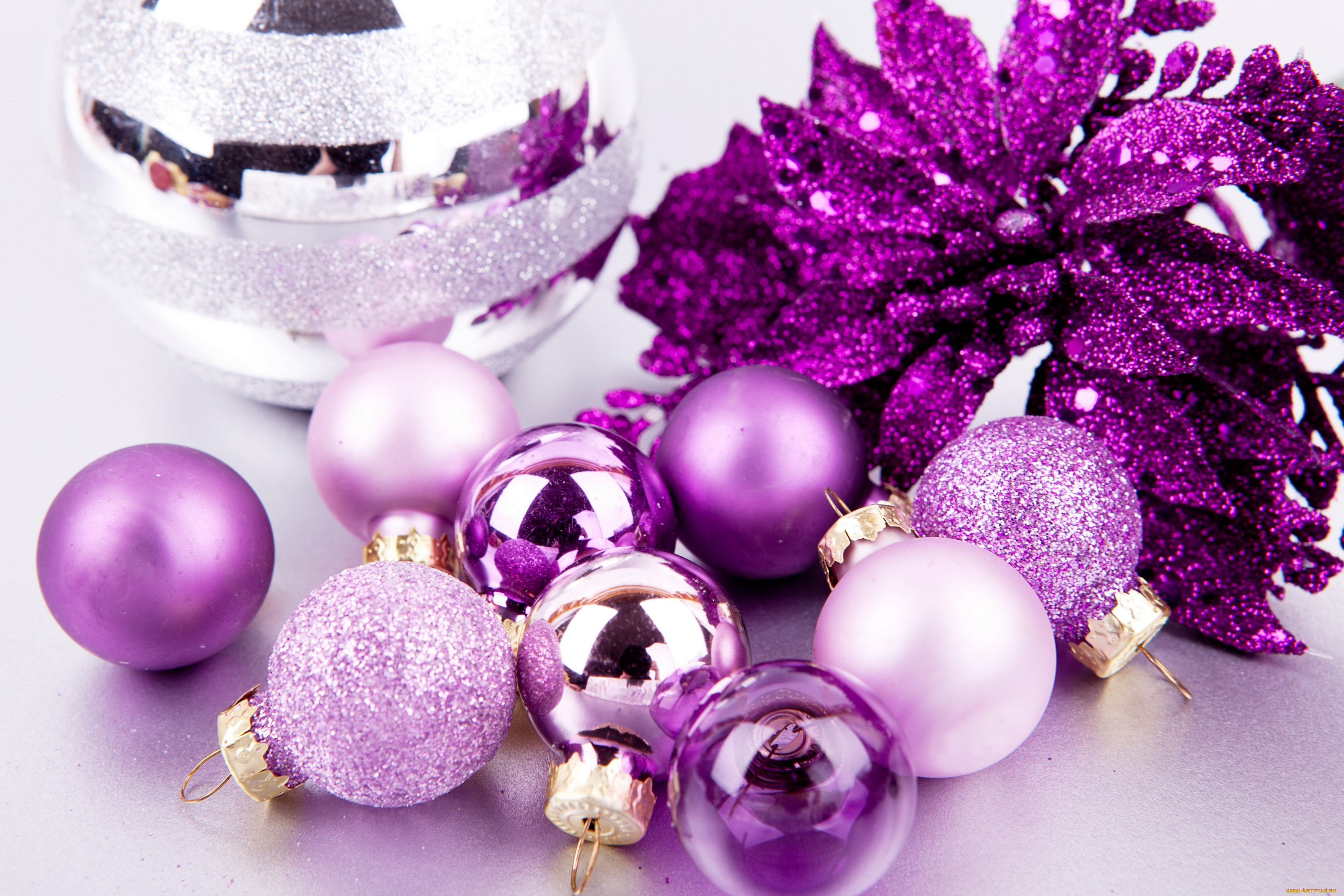 Новые картинки. Новогодние шары. Красивые елочные игрушки. Фиолетовые новогодние игрушки. Фиолетовые новогодние шары.